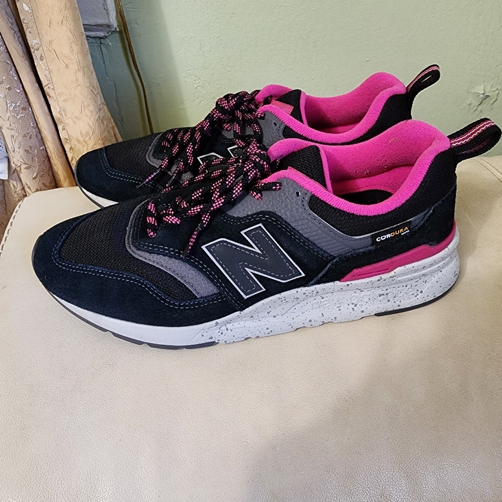 New Balance Women's CW997HOB sneakers, size 9 black/pink